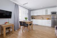 Kuchyňa alebo kuchynka v ubytovaní Apartment with Parking 500 m from The Sea by Noclegi Renters