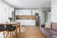 Kuchyňa alebo kuchynka v ubytovaní Apartment with Parking 500 m from The Sea by Noclegi Renters