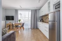 Kuchyňa alebo kuchynka v ubytovaní Apartment with Parking 500 m from The Sea by Noclegi Renters