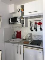 Kuchnia lub aneks kuchenny w obiekcie Charmant studio à Cros de Cagnes