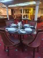 una mesa con sillas y platos en un restaurante en Five-star Nile cruise 4 Night from Luxor to Aswan every Monday, Thursday and Saturday, en Asuán