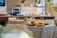 Una mesa con platos de comida en una cafetería. en Qasr Al Sahab Hotel Makkah, en La Meca