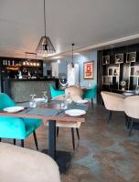 Un comedor con mesa y sillas en PINETOP RESORT, en Khanpur