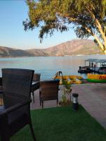 vistas a un lago con mesa y sillas en PINETOP RESORT, en Khanpur