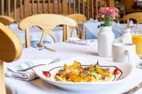 un plato blanco de comida en una mesa en The Alpine House, en Jackson