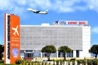 un avión está volando sobre un edificio con un antiguo aeropuerto en Orty Airport Hotel, en Izmir