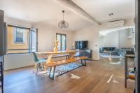 Televízia a/alebo spoločenská miestnosť v ubytovaní Appartement 100M2 dernier étage - chambre atypique
