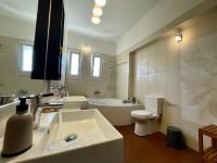 Kúpeľňa v ubytovaní Apollon Paian , Luxury Nature Relax
