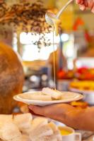 una persona está sosteniendo un plato con comida en él en Porto Seguro Eco Bahia Hotel, en Porto Seguro