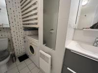 Łazienka w obiekcie Appartement T3 centre Arcachon avec terrasse, parking et ménage inclus - FR-1-374-206