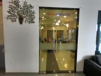 een glazen deur die toegang geeft tot een winkel met een toonbank bij Vadpadraka Hotel And Resort in Vadodara