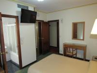 Televízia a/alebo spoločenská miestnosť v ubytovaní Hotel Virgen del Camino Pontevedra