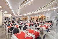 einen Bankettsaal mit roten und weißen Tischen und Stühlen in der Unterkunft Granada Luxury Beach-Ultra All Inclusive in Avsallar