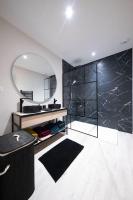 A bathroom at Maison Les portes de l&#39;Oc&eacute;an avec jacuzzi 8/10P