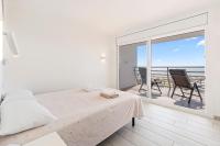 A bed or beds in a room at WELCS ATICO 042 EMP frente al mar con terraza