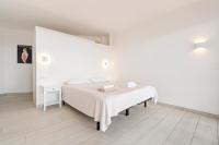 A bed or beds in a room at WELCS ATICO 042 EMP frente al mar con terraza