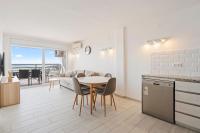 A kitchen or kitchenette at WELCS ATICO 042 EMP frente al mar con terraza