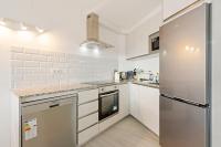 A kitchen or kitchenette at WELCS ATICO 042 EMP frente al mar con terraza