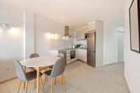 A kitchen or kitchenette at WELCS ATICO 042 EMP frente al mar con terraza