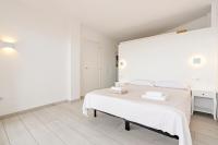 A bed or beds in a room at WELCS ATICO 042 EMP frente al mar con terraza