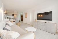A kitchen or kitchenette at WELCS ATICO 042 EMP frente al mar con terraza