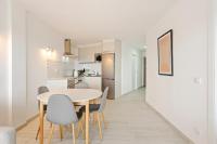 A kitchen or kitchenette at WELCS ATICO 042 EMP frente al mar con terraza