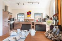 Kuchyň nebo kuchyňský kout v ubytování Ferienhaus Strandgut - Reetdachhaus in Strandnähe