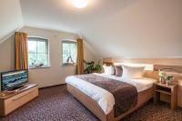 Postel nebo postele na pokoji v ubytování Ferienhaus Strandgut - Reetdachhaus in Strandnähe
