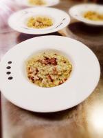 Un plato con un tazón de arroz sobre una mesa en HOTEL RISTORANTE DELLE VALLI, en Germagnano