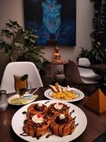 dois pratos de comida numa mesa de madeira em Vymar and Loto Azul em Pasto