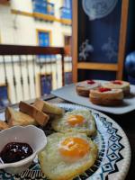 um prato de ovos e pão sobre uma mesa em Vymar and Loto Azul em Pasto