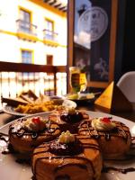 um prato de waffles com chocolate e creme sobre uma mesa em Vymar and Loto Azul em Pasto