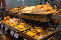 una muestra de pan y otros productos de panadería en bandejas en Hampton by Hilton Shenzhen Longhua Qinghu, en Shenzhen