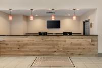 Country Inn & Suites by Radisson, Elk Grove Village-Itascaにあるテレビまたはエンターテインメントセンター