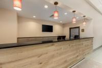 Country Inn & Suites by Radisson, Elk Grove Village-Itascaにあるテレビまたはエンターテインメントセンター