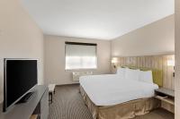 Country Inn & Suites by Radisson, Elk Grove Village-Itascaにあるテレビまたはエンターテインメントセンター