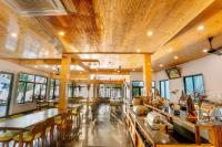 Habitación grande con techos de madera, mesas y sillas. en Palm Beach Hotel Phu Yen - Kite surfing spot in winter, en Phú Long (2)