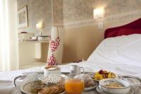 A bed or beds in a room at Hotel Souvenir