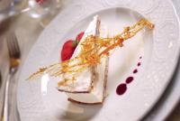 un pezzo di torta su un piatto bianco su un tavolo di Hotel Gabriella a Rimini