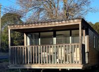 une terrasse couverte sur une maison dans l&#39;établissement Camping La Prairie, au Muy