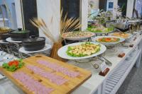 Un buffet con muchos platos de comida en una mesa. en Hotel Soco, en Da Nang