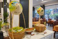 tres cestas de comida en una mesa de un restaurante en Hotel Soco, en Da Nang