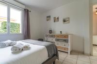 Łóżko lub łóżka w pokoju w obiekcie La Perlière - Avec piscine proche du golf