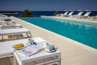 Bazén v ubytovaní Golden Rays Luxury Villas & Apartments alebo v jeho blízkosti
