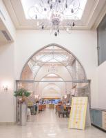 イアリソスにあるIALYSSOS BAY HOTELの天井から吊るされたシャンデリア