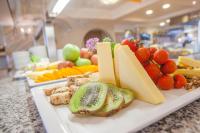 イアリソスにあるIALYSSOS BAY HOTELのカウンターの上に置かれたチーズと果物と野菜の皿