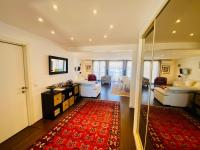 Telewizja i/lub zestaw kina domowego w obiekcie "Le Jardin" Superbe T2 Parking, Clim & terrasse !