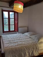 a bedroom with a bed and a window at Maison familiale, 15couchages, de charme au cœur de la Bretagne - 20 min de Vannes in Lizio