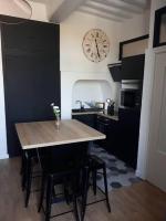 Kuchyňa alebo kuchynka v ubytovaní Appartement 4 personnes - Vannes intra-muros - Rue piétonne