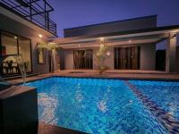 una piscina en medio de una casa en The Luxury Villa -Private Pool-, en Pantai Cenang
